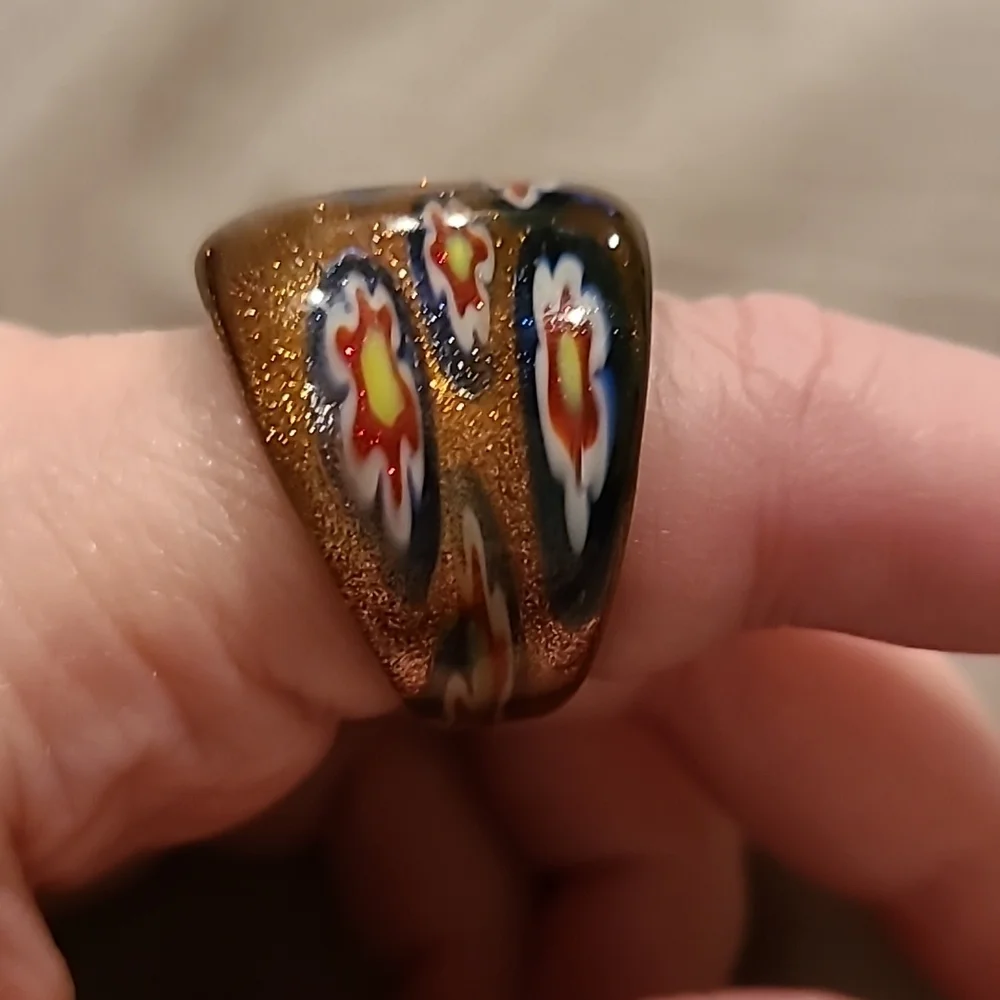 Glass ring with flowers - Picture 3 of 7